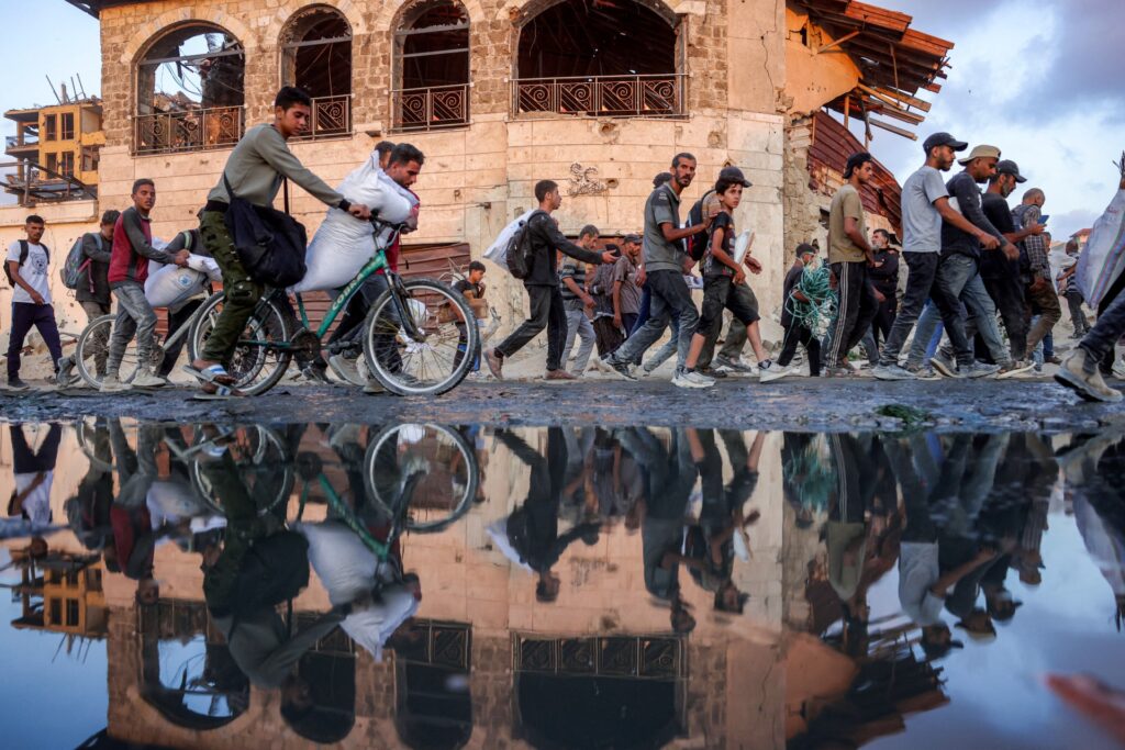 people gaza take aid packages june 2025 afp
